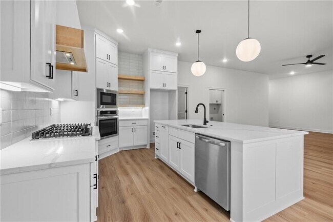 Building Photo - 490 Apollo Dr