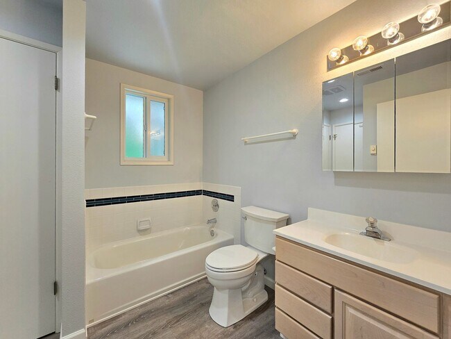 Building Photo - 4 Bedroom 3 Bath in Lake Forest Park