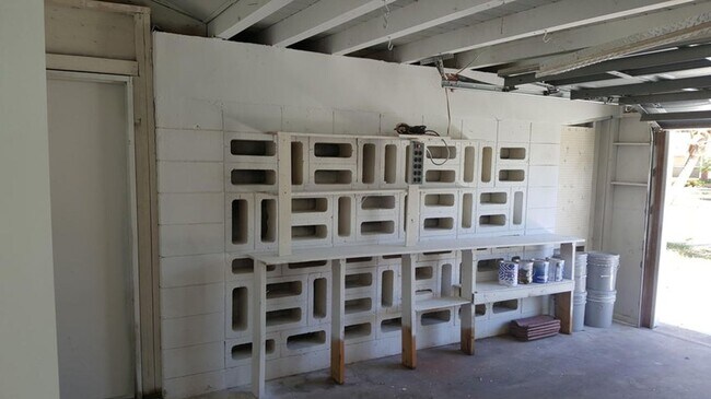 Building Photo - 1132 SW 3rd St