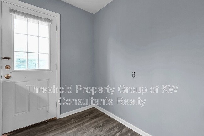 Building Photo - 851 Kenwick Rd