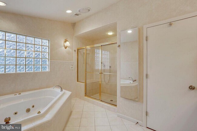 Building Photo - 9801 Clydesdale St