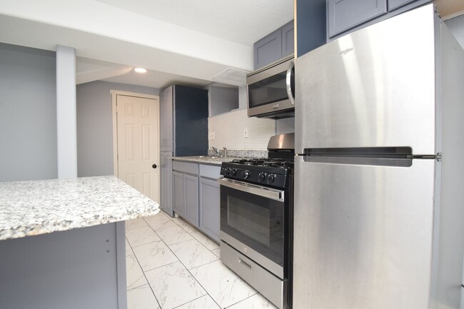 Building Photo - 2 Bed 1 Bath City Hideaway in SLC! Shops, Dining & Transit Nearby!!