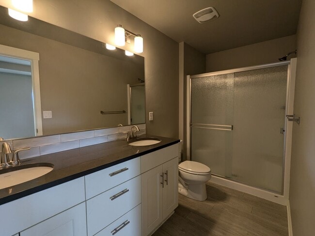 Building Photo - Newer 3 bedroom plus Den and Amenities in The Bridges