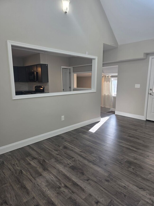 Building Photo - 2nd floor Apartment in Townsend