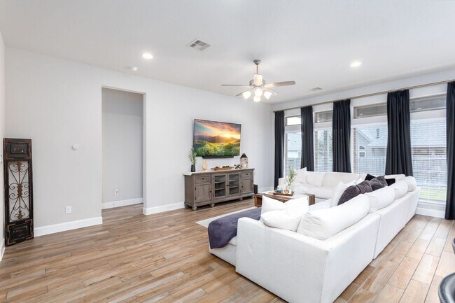 Building Photo - 2131 Thayer Cv