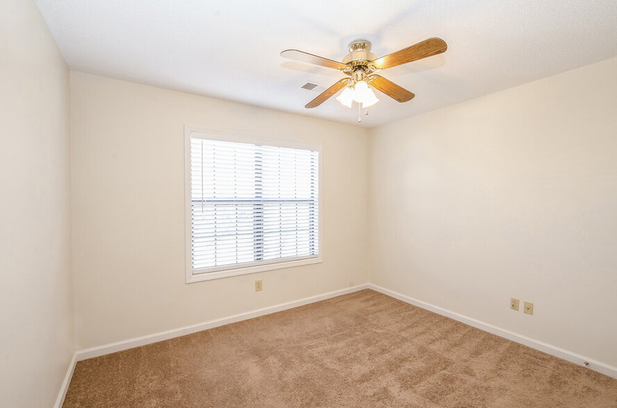 Building Photo - 8562 Shingle Oaks Dr