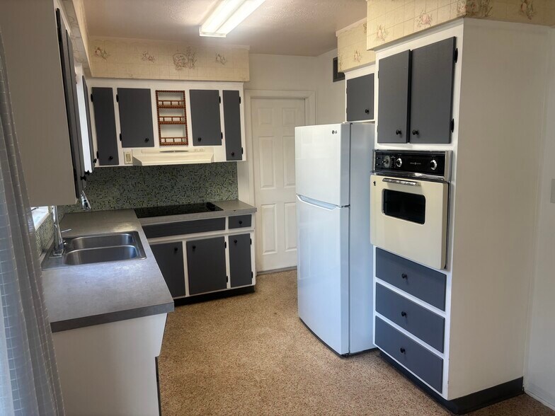 Kitchen - 10216 62nd Ter