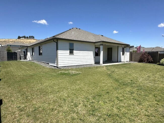 Building Photo - Stunning 4-Bedroom Home with Breathtaking Pasture Views for Lease – 1,990 sq ft