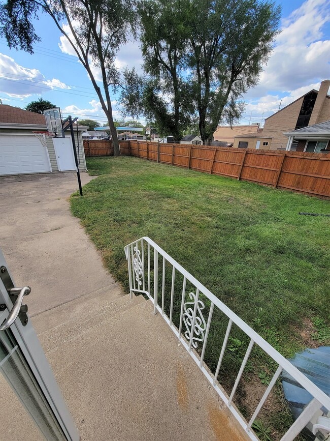Building Photo - 8922 Schneider Ave