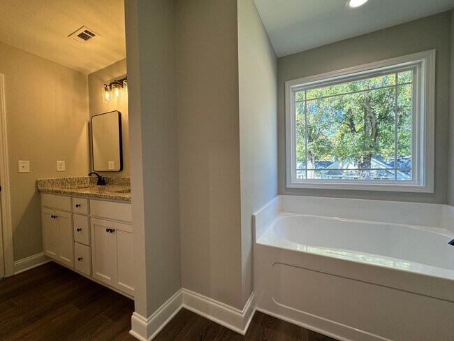 Building Photo - NEWER 4/2.5 House in Armuchee-$2,195