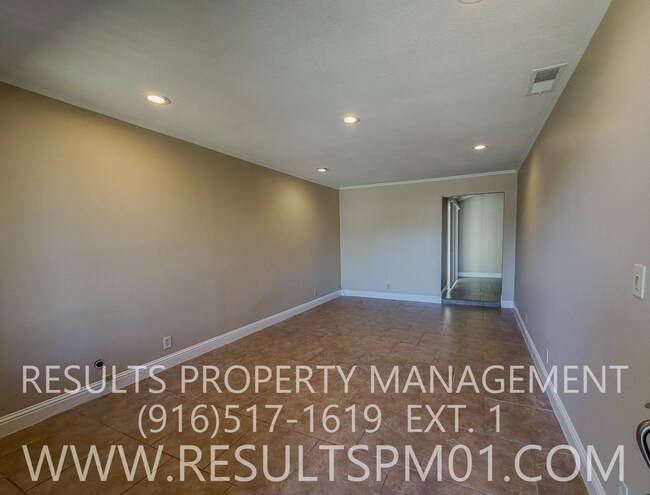 Building Photo - 5568 Hillsdale Blvd