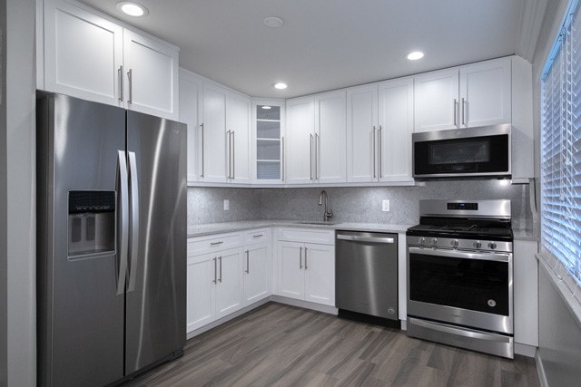 Quartz Countertop-Backsplash/Shaker Style Cabinets/Plank Floor Tile