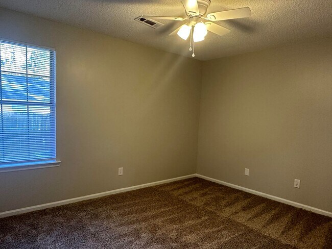 Building Photo - MOVE IN SPECIAL: $500 OFF 1ST MONTH'S RENT!**