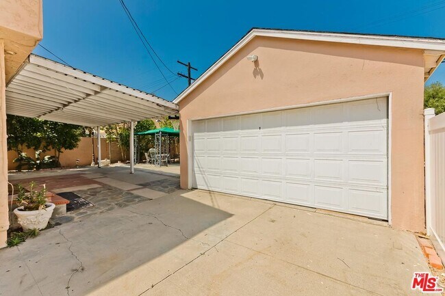Building Photo - 5049 Hesperia Ave