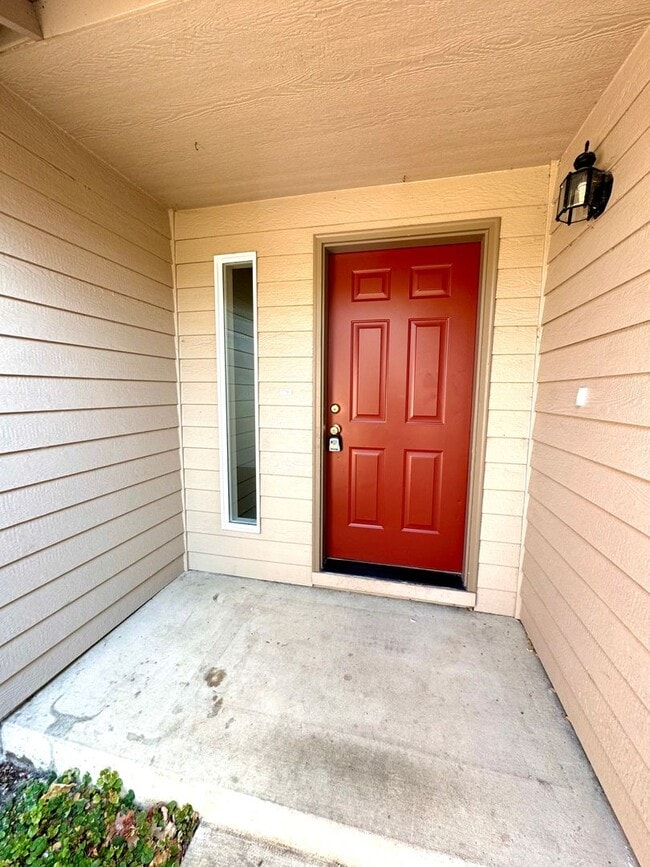Building Photo - Gorgeous 3 Bed 2 Bath Home Near Shopping and Schools!