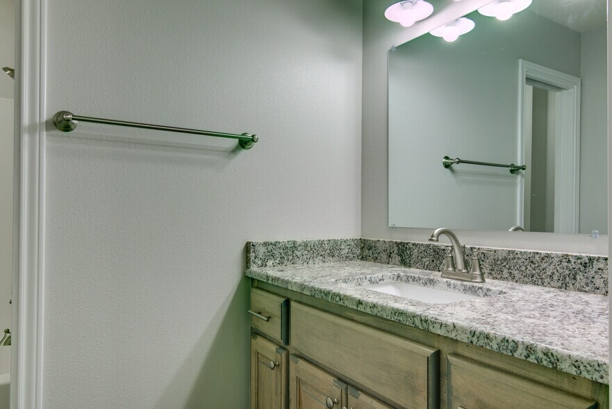 Bathroom - 911 Pecorella St E