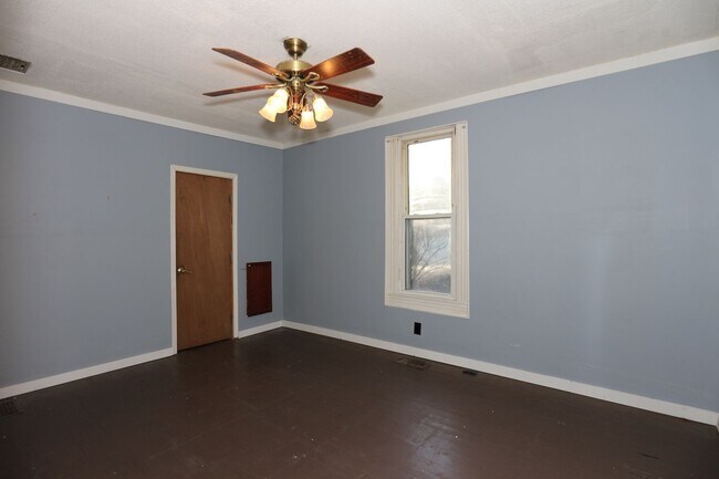 Building Photo - 3 Bedroom Veedersburg Home!