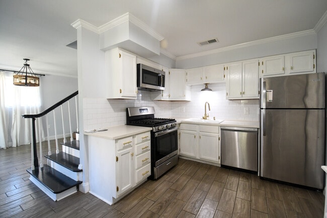 Building Photo - 278 W Robert E Lee Blvd