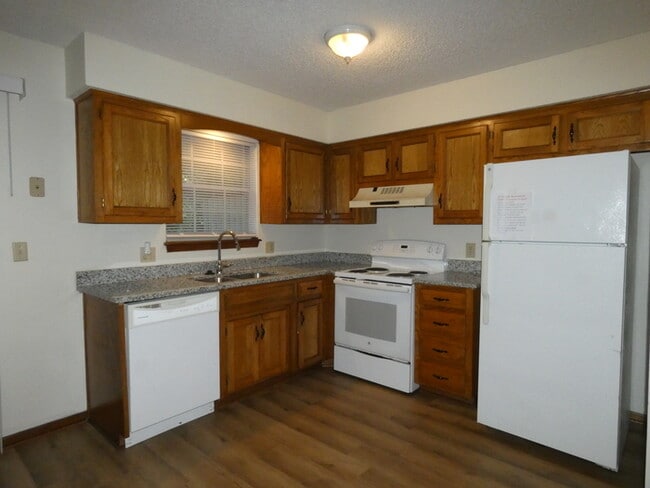 Building Photo - Beautiful Updated TownHome in Park Hill Sc...