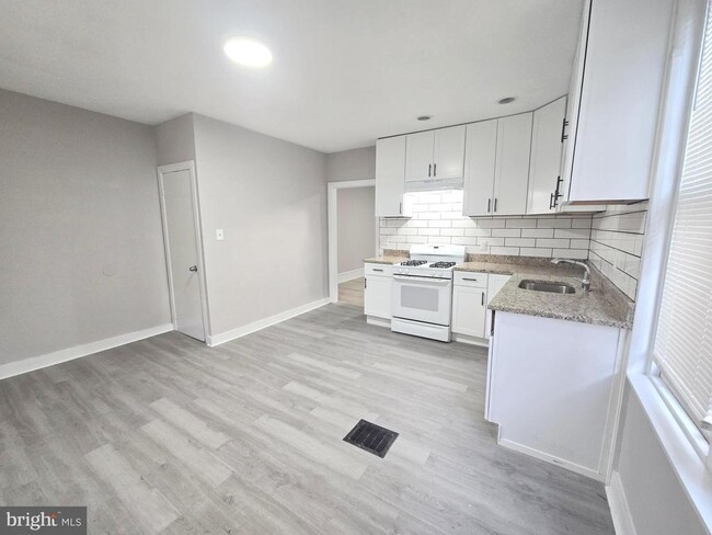 Building Photo - 5011 Larchwood Ave
