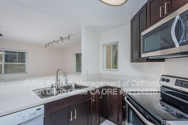 Building Photo - 7565 Charmant Dr
