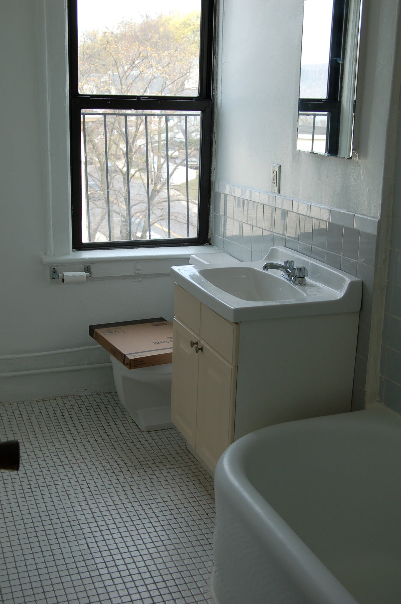 bathroom - 411 Warburton Ave