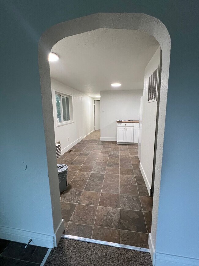 Building Photo - Cute newly remodeled 2 bed 1 bath home on ...