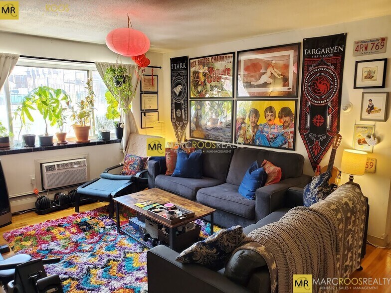 Building Photo - 251 Kelton St