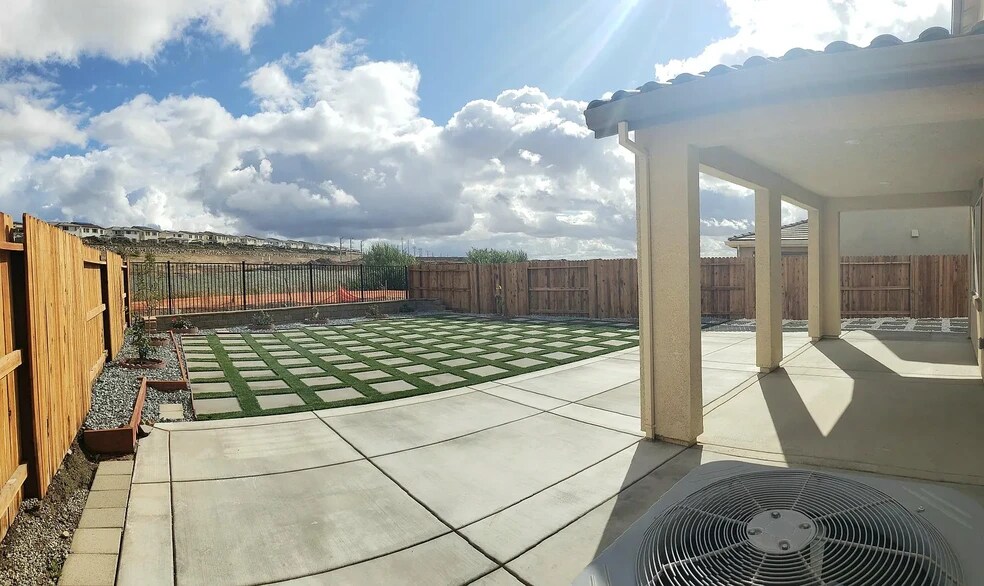 Building Photo - 4586 Butterfly Ridge Dr