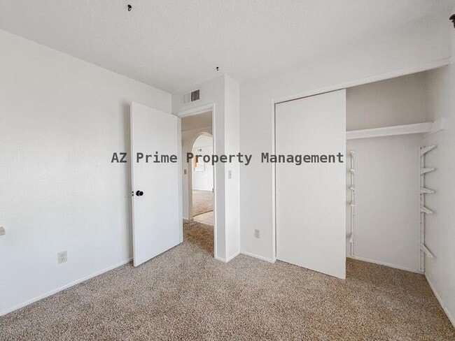 Building Photo - 812 W Duke Dr