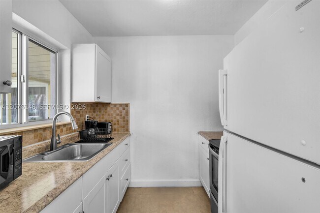 Building Photo - 1021 NW 23rd Ct