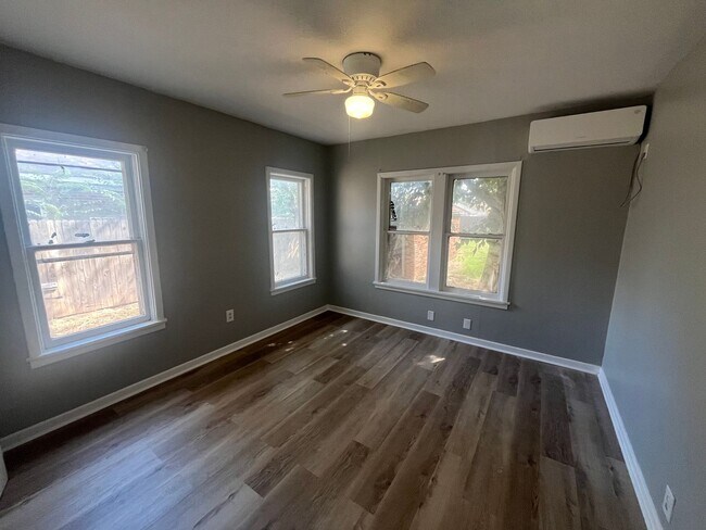 Building Photo - Great 3 Bedroom 1 bathroom house close to ...