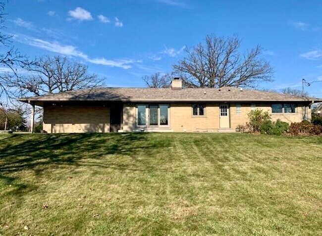 Building Photo - 11 Woodridge Dr