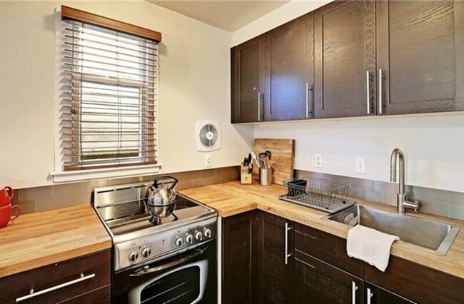 Building Photo - 418 N 61st St