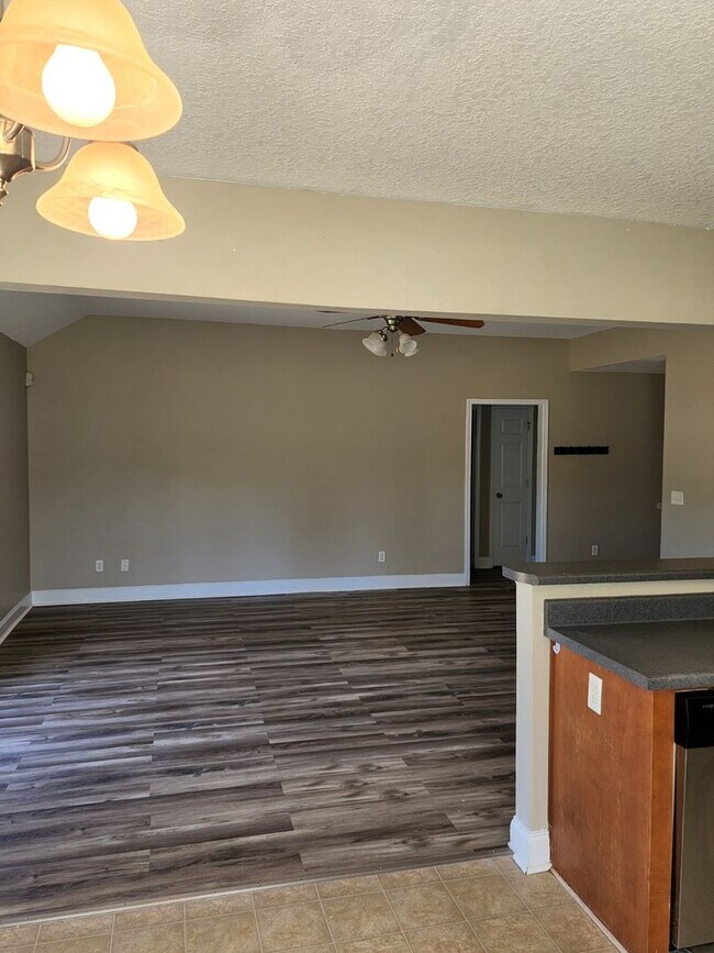 Building Photo - 114 Miller St NE