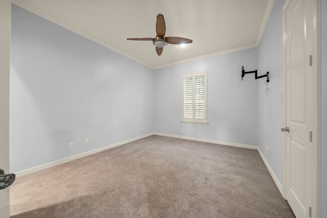 Building Photo - Exceptional 5-bedroom home (2 down) in des...
