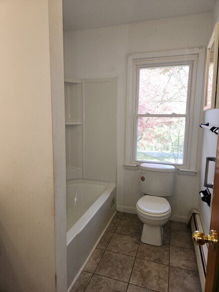 Building Photo - 44 Lakeside Dr