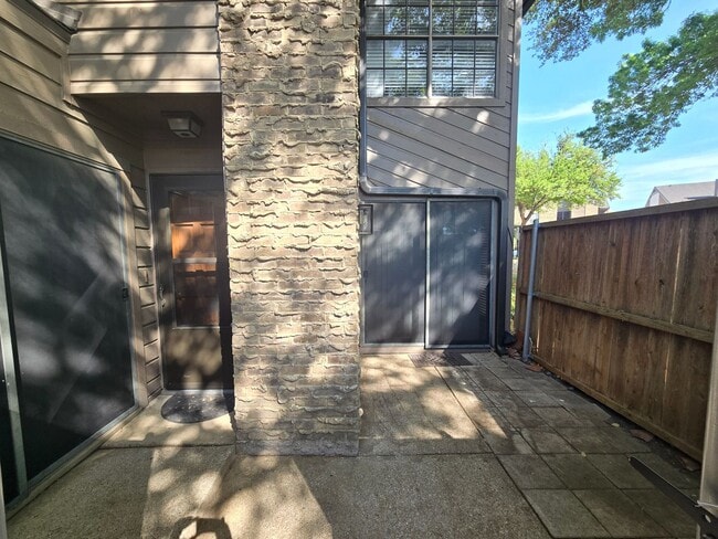 Building Photo - Updated Townhome Condo in Prime Location!