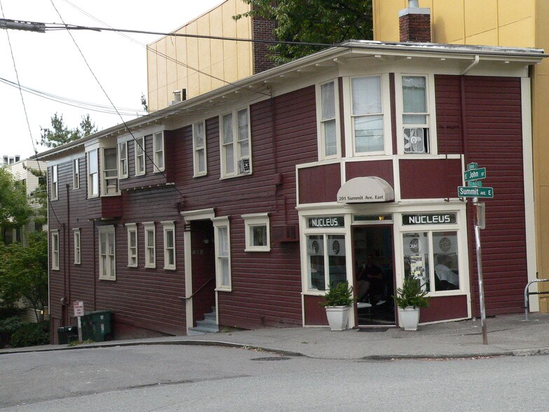 Primary Photo - 418 E John St
