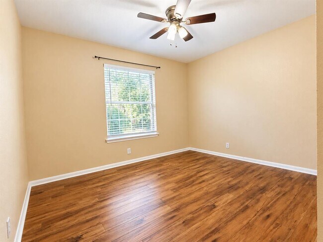 Building Photo - 807 Hilltop Dr