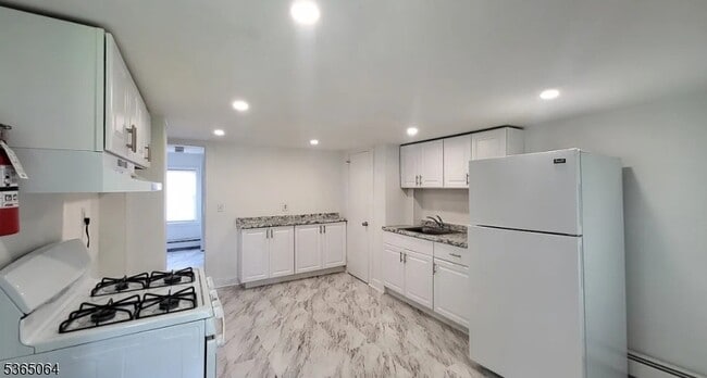 Primary Photo - 60 E McFarlan St