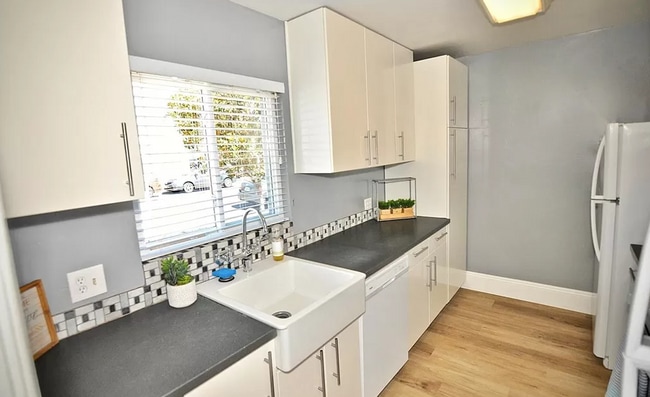 Building Photo - 5BD/2BA, Great Sunroom! (Lease out, pending signatures. Check back in a few days!)