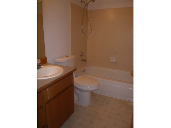 Building Photo - Federal Way tri-level rental home - 3 bedroom plus den, 3 bathrooms, 2 car garage!  Ready for lea...