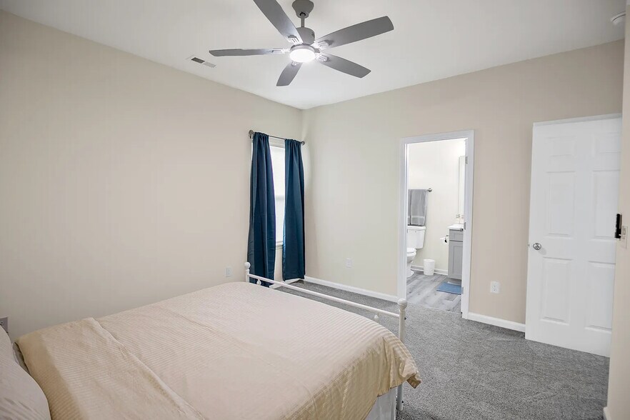 Building Photo - Room in House on William Stowe Dr