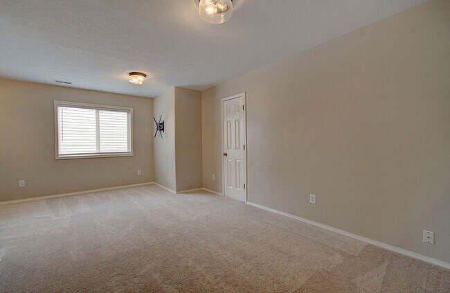 Building Photo - Large 2 Story 4bd 2.5ba Home in Vancouver