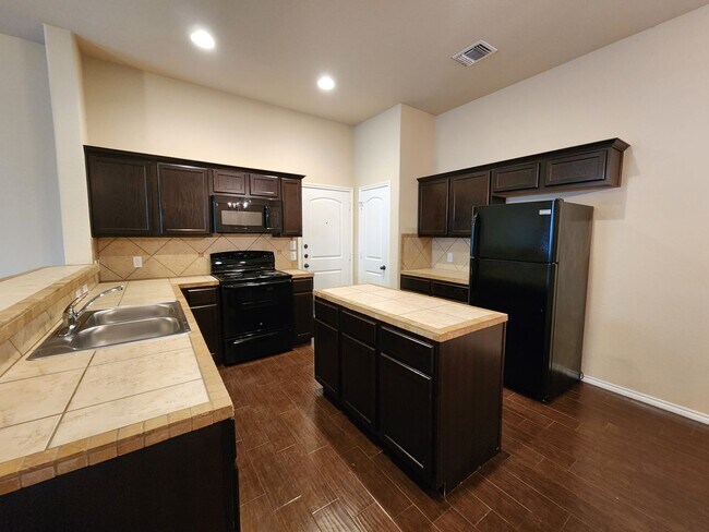 Building Photo - 3/2/2 Duplex Close To Creekside Shopping C...