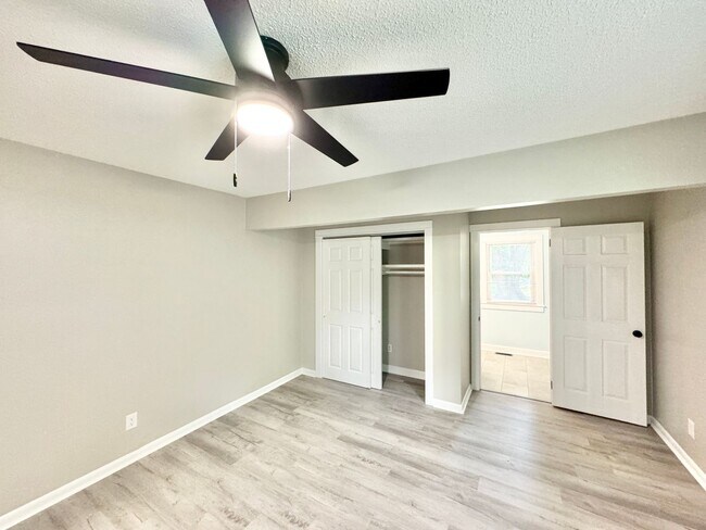 Building Photo - 505 Crestwood Dr
