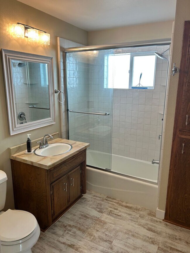 Building Photo - 2 bed 2 bath home two blocks from beach-pet friendly!