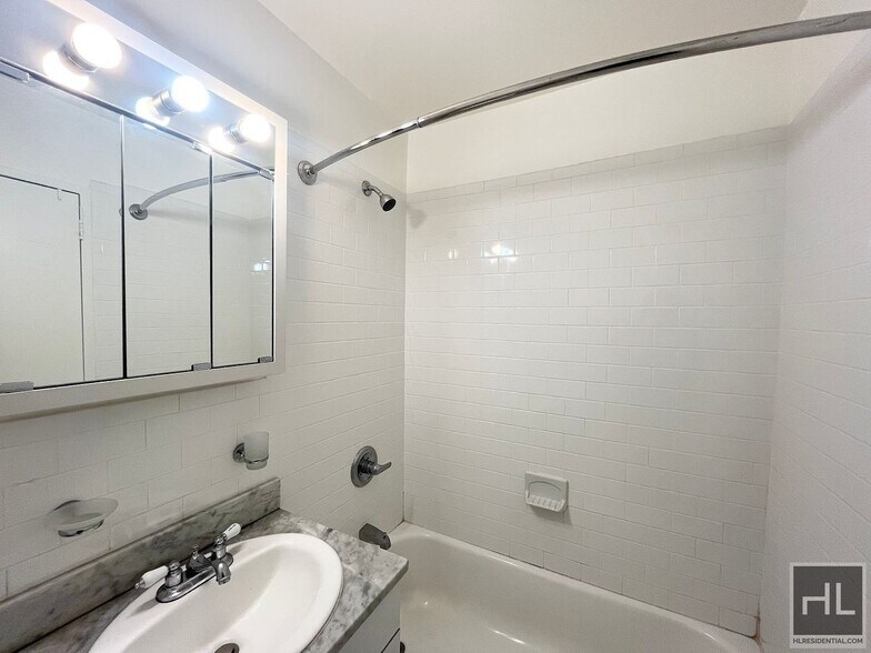 Building Photo - 5 AVENUE