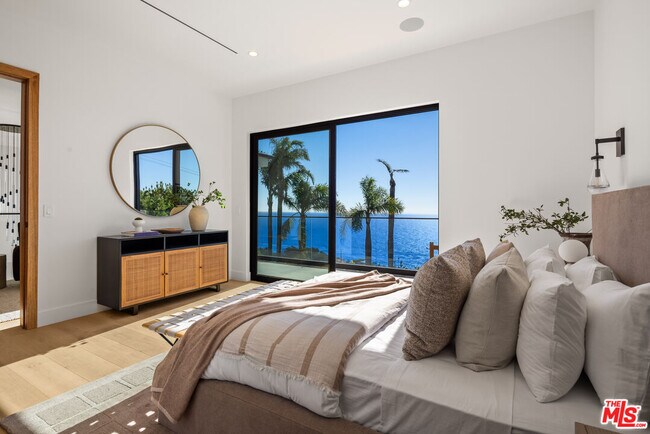 Building Photo - 4732 Avenida Del Mar